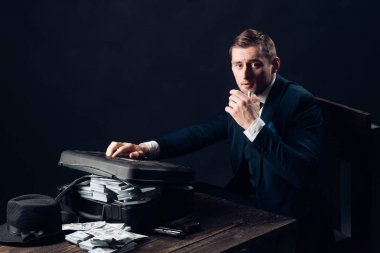 Küçük işletme konsepti. Takım elbiseli adam. Mafya. Para kazanmak. İşadamları muhasebeci bürosunda çalışıyor. Ekonomi ve finans. Adam muhasebeci. Para hareketi. Her zaman kar