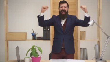 İşadamı kazanan jest yapmak. Heyecanlı deli bağırma portresi keyifli heyecanlı şaşkın neşeli sevinç eğlenceli neşeli bankacı patron baş çalışan işveren yumrukları yükselterek şaşırttı.