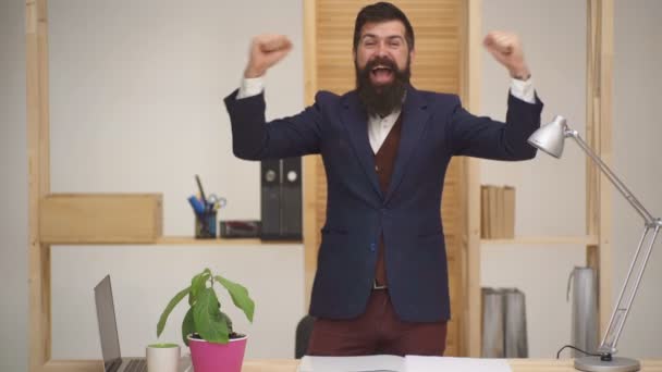 El hombre de negocios hace un gesto ganador. Retrato de loco emocionado gritando gritos delicioso emocionado asombrado alegría alegre divertido banquero gerente jefe jefe empleado empleador levantando puños . — Vídeo de stock