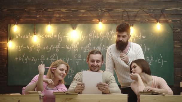 Compañero de clase Educar Amigo Conocimiento Concepto de Lección. Grupo de estudiantes adolescentes que colaboran en el proyecto en el aula. Grupo de estudiantes que estudian juntos en el aula. Educación y concepto universitario . — Vídeos de Stock