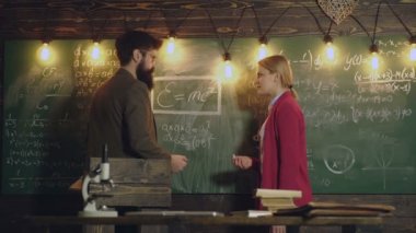 Eğitim, okul, kolej ve üniversite kavramı. Öğretmen ve kız öğrenci matematiksel formülleri çözmek ve bir tahta üzerinde tebeşir ile kaydedin. Sınıf Arkadaşı Eğit Arkadaş Bilgisi Ders Kavramı.