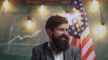 Politikacı: Man Holding Amerikan Para Birimi Out Fanned. Iş ilerleme ABD bayrak arka plan. Finansal Borsa Grafikleri. İş ve finans, şans veya servet ve insan kavramı.