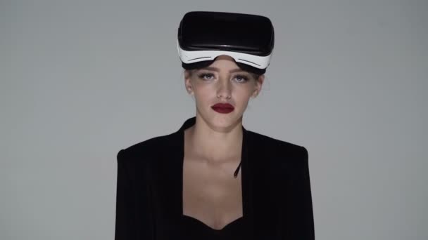 Toekomst is nu. Mooie jonge vrouwelijke spel in vr-bril. Vrouw kijken met VR-apparaat. Meisje met plezier maakt gebruik van head-mounted display. Nieuw technologie concept. — Stockvideo