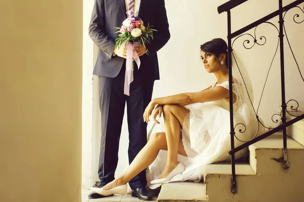 Sposa si siede sulle scale — Foto Stock