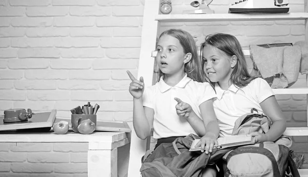 Kinderen lezen uit boeken samen terwijl zitten. — Stockfoto