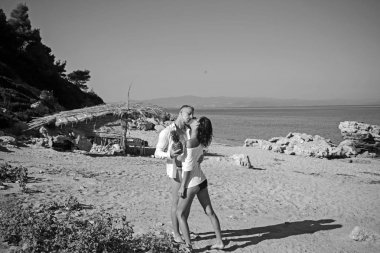 Ananas ile sahilde romantik genç Çift.