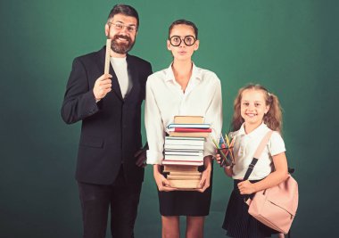 Geri okul ve evde eğitim için. okula geri kavramı öğretmen ve Kitaplar kızlarla yeşil arka plan üzerinde gösterir.