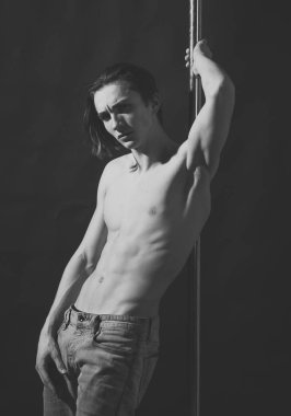 Çıplak göğüs, atlet, sporcu, dansçı kutup dansı yapan maço.