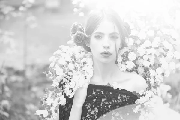Lány a divatos spanyol smink, Rózsa virág a hajban — Stock Fotó