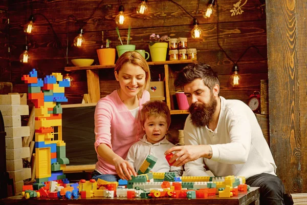 Concepto de cooperación. Miembros de la familia cooperan en la construcción de modelo de estructura, cooperación. Cooperación y aprendizaje cooperativo. Trabajo en grupo y cooperación — Foto de Stock