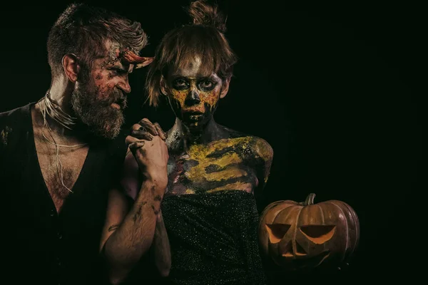 Esqueleto de la mujer de Halloween y el hombre con cuernos sostienen calabaza —  Fotos de Stock