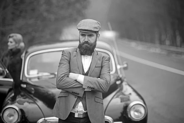 Paar verliefd op datum. Escort van meisje door veiligheid. Bearded man en sexy vrouw in bontjas. Reis-en zakenreis of Hitch wandelen. Retro collectie auto en auto reparatie door Mechanic driver. — Stockfoto