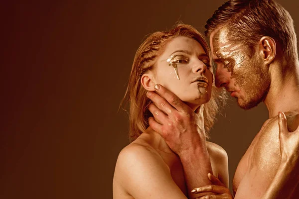 Conceito de sucesso. sucesso e conceito de luxo com casal sexy pintado na cor dourada, espaço de cópia . — Fotografia de Stock