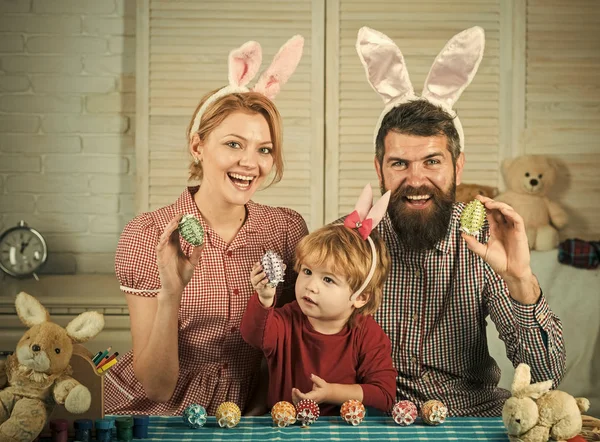 Mutlu Paskalya aile boya yumurta. — Stok fotoğraf