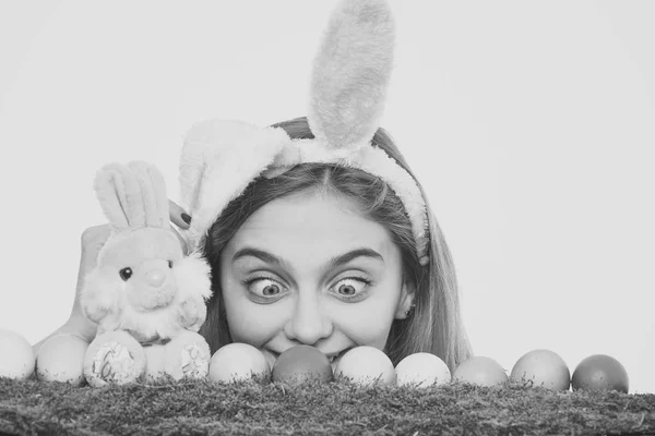 Feliz chica de Pascua en orejas de conejo con huevos de colores, conejo — Foto de Stock