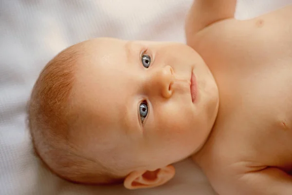 Un nuevo nacimiento. Feliz recién nacido. Niña o niño. Cuidado del bebé recién nacido. El cuidado de niños no es cuidar niños. Feliz día de nacimiento —  Fotos de Stock