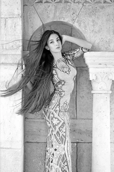 Mode und Schönheitssalon. Mode Kleid auf schlanke sexy Frau mit langen Haaren. — Stockfoto