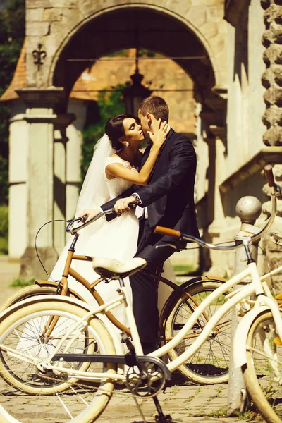 Novia besos novio en bicicleta — Foto de Stock