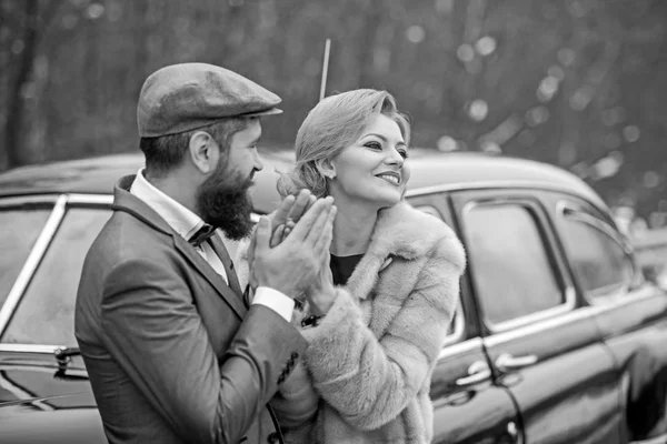 Casal amoroso elegante abraçando em uma floresta perto de carro retro . — Fotografia de Stock