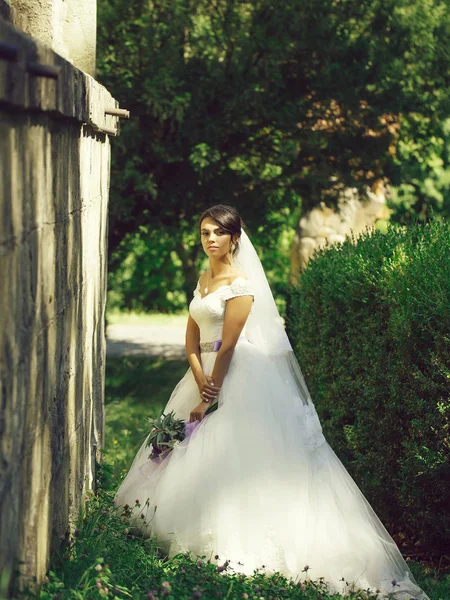 Noiva bonita com buquê de flores — Fotografia de Stock