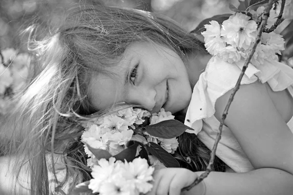Μικρό παιδί. Φυσική ομορφιά. Παιδική την ημέρα. Καλοκαίρι κορίτσι μόδας. Ευτυχισμένη παιδική ηλικία. προσώπου και φροντίδας της επιδερμίδας. αλλεργία στα λουλούδια. Άνοιξη. Πρόγνωση καιρού. Κοριτσάκι σε ηλιόλουστη άνοιξη. Καλοκαιρινή συλλογή — Φωτογραφία Αρχείου