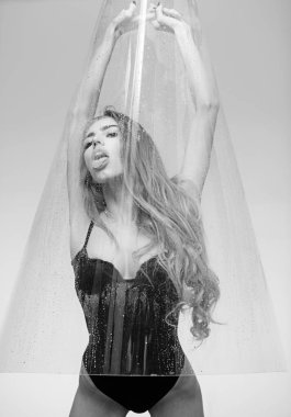 Güzel kız onun başının arkasında gözü yaşlı bir cam duş yıkar.