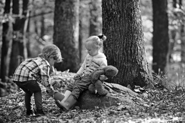 Kardeşler birbirimizi gözetmek. Kardeş duygu bakmakta ve aşk, arkadaş portresi