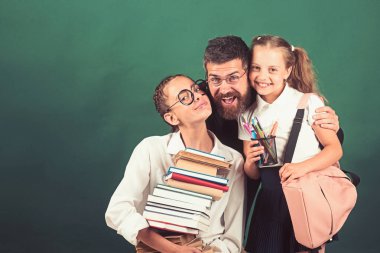 Genç Baba kızıyla birlikte okula gitmeden önce yığın kitap tutun.