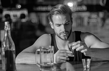 Ağır içme kötüdür. Alkollü adam adlı bar counter içme. Adam içki güçlü alkollü içecek ve bira barda. Kısa alkol içki ile alkol bağımlısı. Alkol bağımlılığı. İçme Alkol