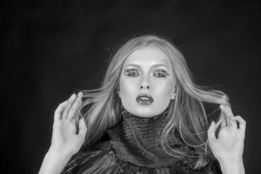 PIGTAIL sarışın saçlı kız. Manken makyaj ve şık bir saç modeli. Makyaj göz ve Cilt Bakımı şehvetli kız. Kuaför ve Güzellik Salonu. Siyah izole sarı saçlı seksi kadın.