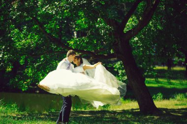 Yakışıklı damat adam çembere gelin