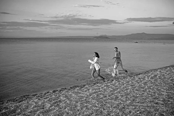 夏のビーチで実行して幸せなカップル. — ストック写真