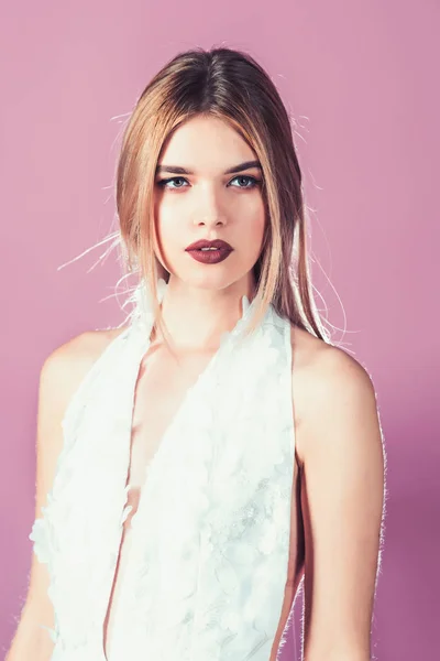 Boda de moda y salón de belleza. Chica sexy en vestido blanco con el pelo elegante. Chica de la novia en la ceremonia de boda. Mujer sobre fondo rosa en vestido de verano. Modelo de moda o princesa en el baile —  Fotos de Stock