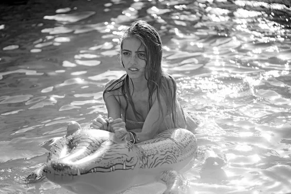 Entspannen Sie sich im luxuriösen Schwimmbad. Sommerurlaub und Reisen auf die Malediven. Mode Krokodilleder und Mädchen im Wasser. sexy Frau auf dem Meer mit aufblasbarer Matratze. Abenteuer von Mädchen auf Krokodil. — Stockfoto