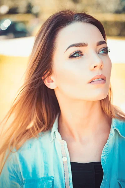 En perfekt modell. Sexig kvinna med sensuell look. Visage hudvård och makeup. Skönhet och mode ser hudvård modell. Vacker kvinna med sexig smink och långt hår. Hennes inre skönhet lyser igenom — Stockfoto