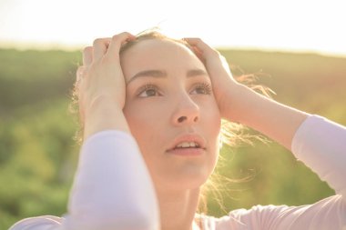 Taze yüzlü güzellik. Cilt bakım modeli güzellik bakmak. Güzel bir kadın. Doğal makyajlı sevimli kadın. Genç sağlıklı tenli güzel bir kız. Visage cilt bakımı ve makyaj. Doğal cilt bakım ürünleri