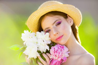 Bahar kadını. Bahar ve tatil. yüz ve cilt bakımı. Yazın seyahat edin. Moda makyajlı kadın. Doğal güzellik ve spa terapisi. Uzun saçlı yaz kızı. Skincare