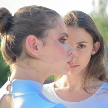 Güzellikle ışıldayan olmak. Cilt bakım modellerinin güzellik görünümü. Genç sağlıklı cilt ile sevimli kızlar. Sevimli kadınlar. Doğal makyajlı güzel kadınlar. Doğal cilt bakım ürünleri. Visage cilt bakımı ve makyaj