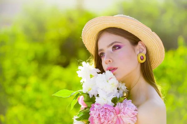 Zomer meisje met lang haar. gezicht en huidverzorging. Reizen in de zomer. Lente vrouw. Lente en vakantie. Natuurlijke schoonheid en spa therapie. Vrouw met mode-make-up. gelukkige trouwdag — Stockfoto