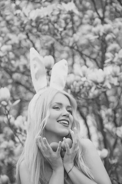 Fille avec des œufs de Pâques dans les oreilles de lapin — Photo