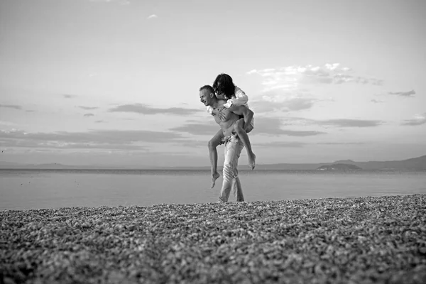 夕暮しのビーチでロマンチックな若いカップル. — ストック写真