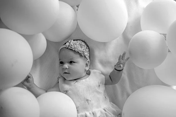 Come in passerella. Dolce piccolina. Nuova vita e nascita. Ragazzina. Buon compleanno. Famiglia. Assistenza all'infanzia. Giornata dei bambini. Ritratto di bambino felice in palloncini bianchi. Felicità infantile — Foto Stock