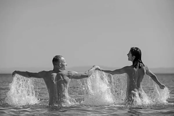 Couple amoureux du corps sexy se détendre sur la plage. Vacances d'été et vacances de voyage au paradis. Relations amoureuses de couple nu dans l'eau de mer. Femme sexy et l'homme sont libres. heureuse famille ou Saint Valentin . — Photo