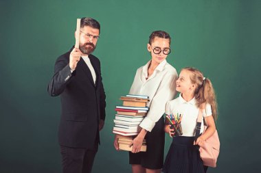 Bilgi gün eğitimde. küçük kız ve Genç kız kardeşi okulda eğitim.