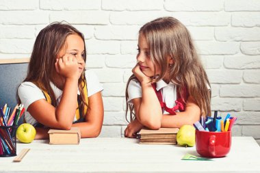 Sınıf arkadaşım bilgi ders kavramı eğitmek