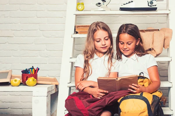 Grammatica les van kleine meisjes op school. grammatica boek in handen van kleine kinderen. — Stockfoto