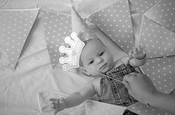 Vagyunk tehát boldog. Édes kis csecsemő. Új élet és a szülés. Boldog kis gyermek portréja. Kis lány. boldog születésnapot. Gyermekkori boldogság. Család. Gyermek gondozása. Gyermeknap — Stock Fotó