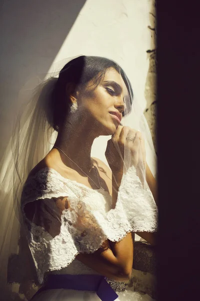 Красива наречена під вуаллю — стокове фото