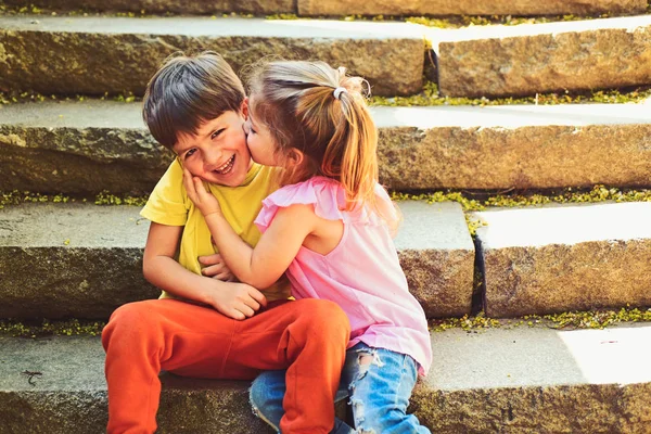 Beste Freunde, Freundschaft und Familienwerte. Kindheit erste Liebe. Mädchen und Junge. Beziehungen. Sommerurlaub und Urlaub. Ein paar kleine Kinder. Junge und Mädchen. babygirl und babyboy küssen — Stockfoto