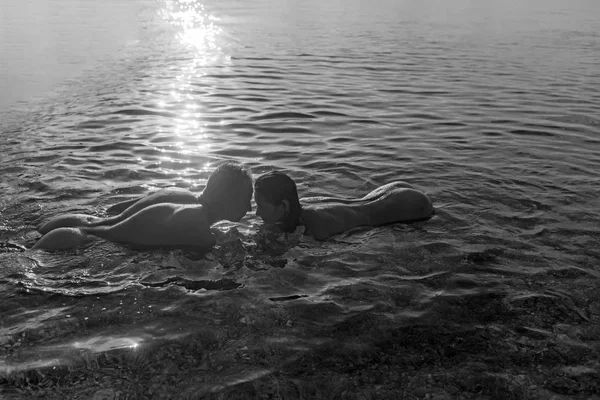 Młoda para pływać w wodzie morskiej i ciesząc się sobą. — Zdjęcie stockowe